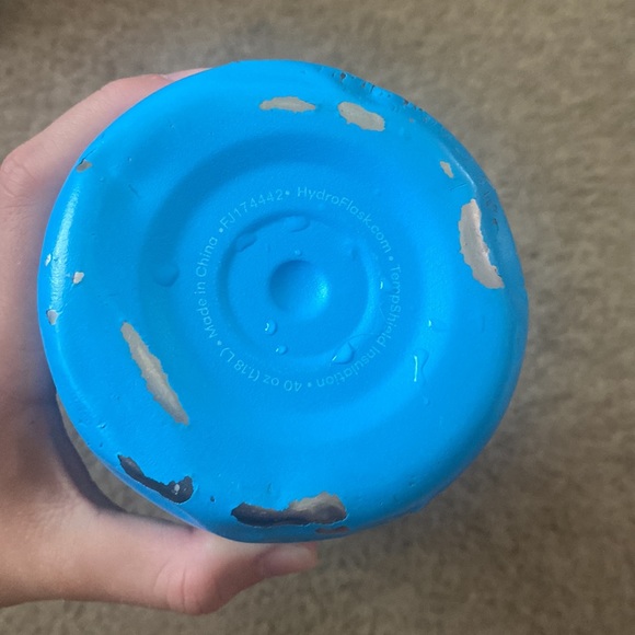 40 oz bright blue hydroflask - Picture 2 of 3